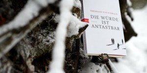 Beitragsbild des Blogbeitrags [Rezension] Die Würde ist antastbar. Essays von Ferdinand von Schirach 