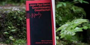 Beitragsbild des Blogbeitrags [Rezension] Geschlossene Gesellschaft von Jean-Paul Sartre 