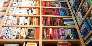 Beitragsbild des Blogbeitrags A-Z: Die heikle Sache mit dem Bücher-Sortieren.