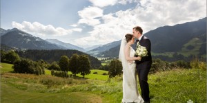 Beitragsbild des Blogbeitrags Golf Course Destination Wedding at the Grand Tirolia Golf and Ski Resort Kitzbühel with Julie and Jan