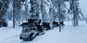 Beitragsbild des Blogbeitrags Im Schneemobil und Rentier Schlitten durch Lappland