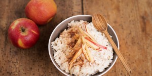 Beitragsbild des Blogbeitrags Reis Porridge mit Äpfeln