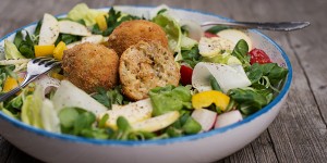 Beitragsbild des Blogbeitrags Gebackener Käseknödel auf buntem Salat 