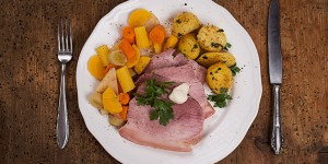 Beitragsbild des Blogbeitrags Krenfleisch mit Petersilerdäpfeln und Oberskren
