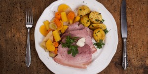 Beitragsbild des Blogbeitrags Krenfleisch mit Petersilerdäpfeln und Oberskren 