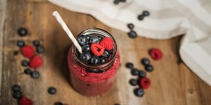 Beitragsbild des Blogbeitrags Schneller Buttermilch Waldbeer Shake