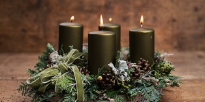 Beitragsbild des Blogbeitrags Adventskranz aus Naturmaterialien
