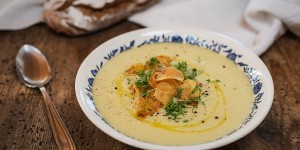 Beitragsbild des Blogbeitrags Erdäpfelsuppe mit knusprigen Chips