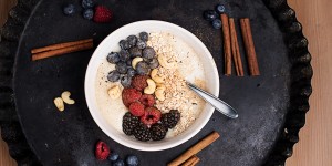 Beitragsbild des Blogbeitrags Grundrezept Porridge mit Beeren