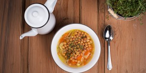 Beitragsbild des Blogbeitrags Gemüsesuppe mit Backerbsen