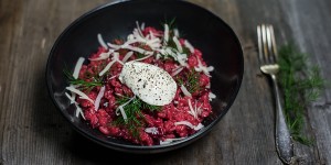 Beitragsbild des Blogbeitrags Rote Rüben Risotto mit Ziegenfrischkäsenocken