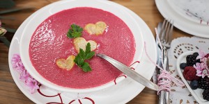 Beitragsbild des Blogbeitrags Rote Rüben Suppe mit Sellerieherzen
