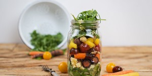 Beitragsbild des Blogbeitrags Käse- Gemüsesalat im Glas