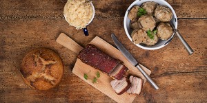 Beitragsbild des Blogbeitrags Schweinsbraten mit Honigglasur und Schwarzbrotknödeln 