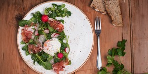Beitragsbild des Blogbeitrags Frühlingssalat mit pochiertem Ei 