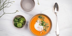 Beitragsbild des Blogbeitrags Paprika Karotten Suppe mit pochiertem Ei 