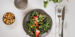 Beitragsbild des Blogbeitrags Spargel Erdbeer Salat 