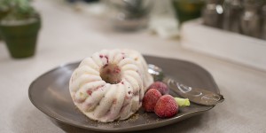 Beitragsbild des Blogbeitrags Erdbeer Cheesecake Mini Eisgugel