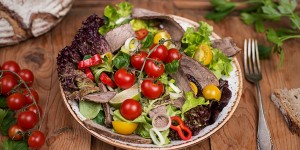 Beitragsbild des Blogbeitrags Marinierter Rindfleischsalat mit buntem Gemüse