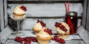 Beitragsbild des Blogbeitrags Ribisel Cupcakes mit Schneehaub´n