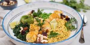 Beitragsbild des Blogbeitrags Curry Reis Bowl mit Hühnerspießen