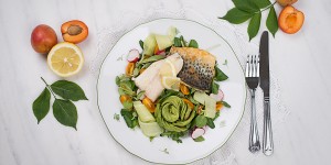 Beitragsbild des Blogbeitrags Knuspriges Fischfilet auf Salatbett mit Marillendressing