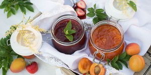 Beitragsbild des Blogbeitrags Marillen- & Erdbeermarmelade mit Rum