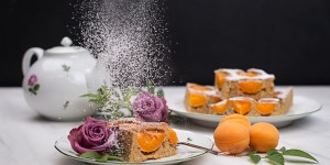 Beitragsbild des Blogbeitrags Saftiger Blechkuchen mit Marillen, Nüssen & Cremelikör