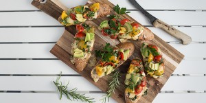 Beitragsbild des Blogbeitrags Tomaten Avocado Käse Bruschetta