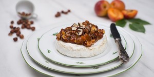 Beitragsbild des Blogbeitrags Gebackener Brie mit Marillen-Nuss-Topping