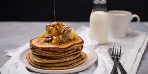 Beitragsbild des Blogbeitrags Pancakes mit Edelsauermilch & Apfelkompott 