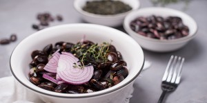 Beitragsbild des Blogbeitrags Käferbohnen Salat mit Apfelessig-Kürbiskernöl-Dressing 