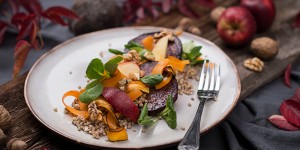 Beitragsbild des Blogbeitrags Roter Rüben Salat mit Nüssen, Buchweizen & Karotten