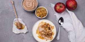 Beitragsbild des Blogbeitrags Joghurt Bowl mit geröstetem Sesam, Apfelchutney und Mandelmus 
