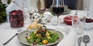 Beitragsbild des Blogbeitrags Käse Saltimbocca mit Speck auf Rucolasalat mit Granatäpfeln