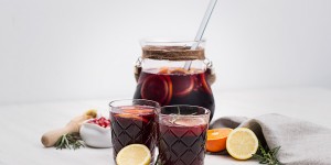 Beitragsbild des Blogbeitrags Zitrus Sangria mit Granatäpfeln 