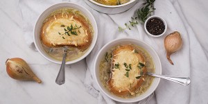 Beitragsbild des Blogbeitrags Zwiebelsuppe mit Prosecco & Käsecrostini