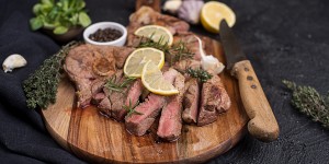 Beitragsbild des Blogbeitrags Lammkeulensteaks mit Frühlings-Tee-Gemüse