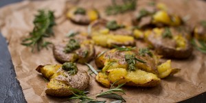 Beitragsbild des Blogbeitrags Stampfkartoffeln mit hausgemachtem Kräuterpesto