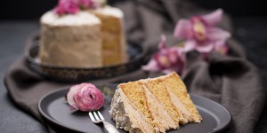 Beitragsbild des Blogbeitrags Vanilletorte mit Cappuccino-Buttercreme 