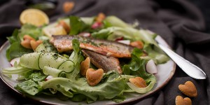 Beitragsbild des Blogbeitrags Muttertagssalat mit knusprigem Fisch und Soletti Herzen