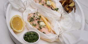 Beitragsbild des Blogbeitrags Saibling und Spargel in Pergament mit Kartoffeln & Kräuter-Zitronen-Butter