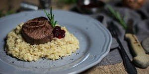 Beitragsbild des Blogbeitrags Rehmadaillons an Cognacrisotto