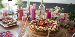Beitragsbild des Blogbeitrags Erdbeer Rhabarber Kuchen vom Blech & Muttertag 