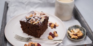 Beitragsbild des Blogbeitrags Schoko-Kastenkuchen mit Cranberry & Cashew Topping 