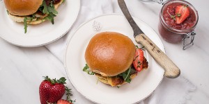 Beitragsbild des Blogbeitrags Gegrillter Halloumi Burger mit Erdbeer Chutney