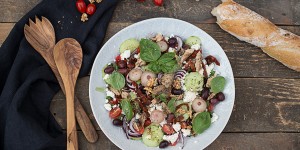 Beitragsbild des Blogbeitrags Mediterraner Salat mit Makrele, Oliven & Tomaten 