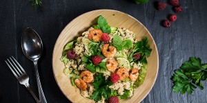 Beitragsbild des Blogbeitrags Couscous Garnelen Salat mit Honig-Senf-Dressing 