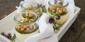 Beitragsbild des Blogbeitrags Parmesan Panna Cotta mit Basilikumpesto und Backerbsen