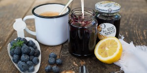 Beitragsbild des Blogbeitrags Schwarzbeer Zitronen Prosecco Marmelade